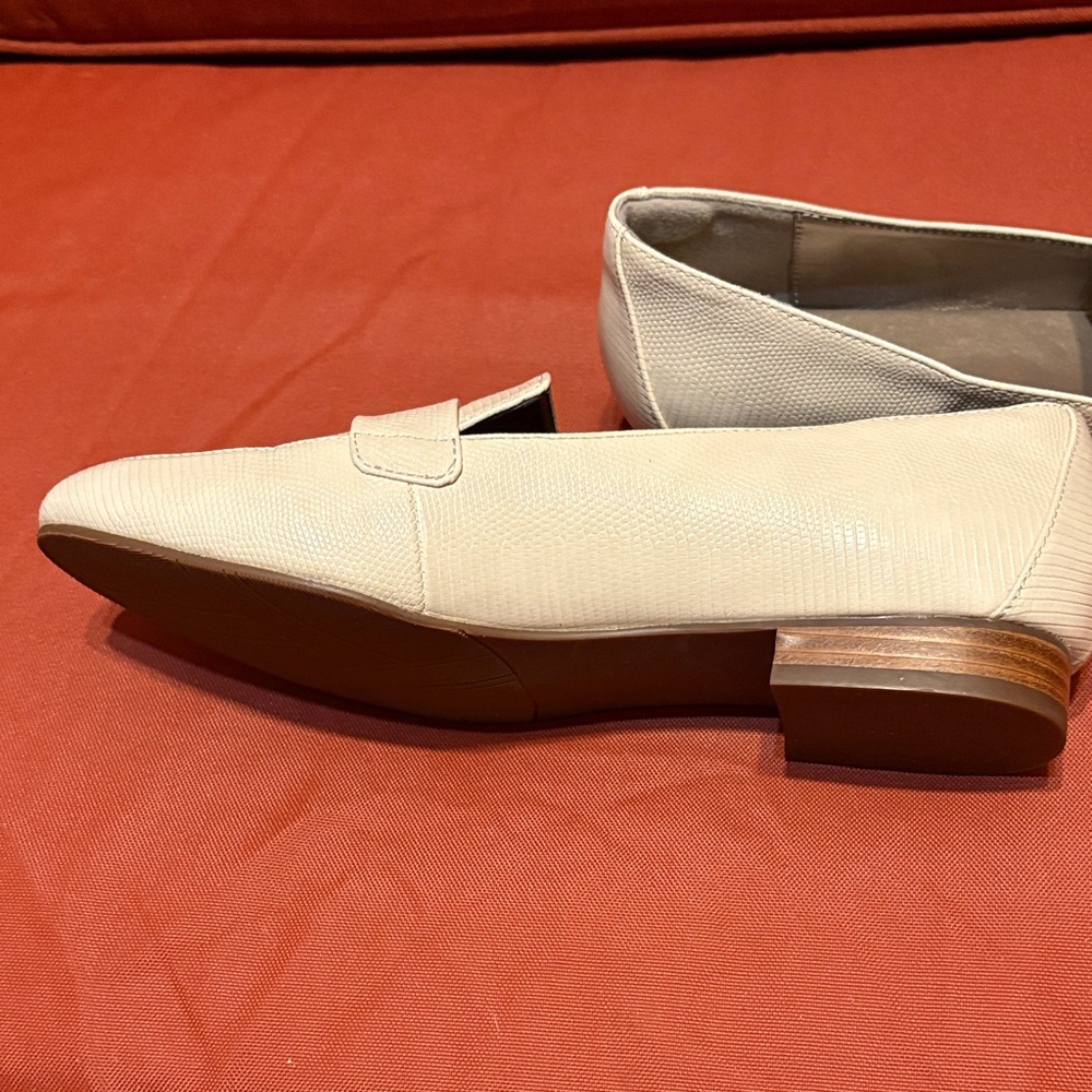 Array Cream Textured Loafers - Picture 13 of 14
